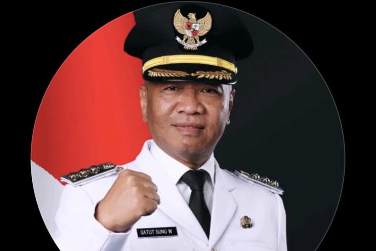 Evidence: RADAR KPK MELEDAK DI TULUNGAGUNG: BUPATI GATUT SUNU TERJARING OPERASI SENYAP, 16 ORANG MASUK KERANGKANG!