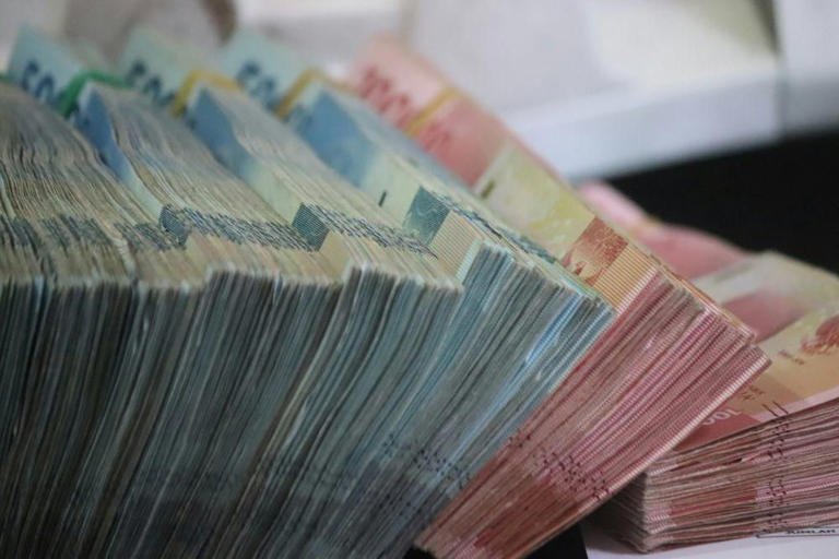 Evidence: RUPIAH TEMBUS 17.300: MENKEU SEBUT EKONOMI "MASIH KUAT", RAKYAT SEBUT HARGA "MAKIN GILA"—SIAPA YANG SEDANG BERHALUSINASI?