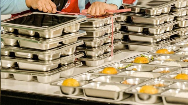 Evidence: PROGRAM MAKAN GRATIS JADI SAMPAH: SISWA ELITE "BOSAN LAUK TELUR", SEMENTARA RAKYAT PERBATASAN LAPAR—DI MANA LOGIKA DISTRIBUSI?