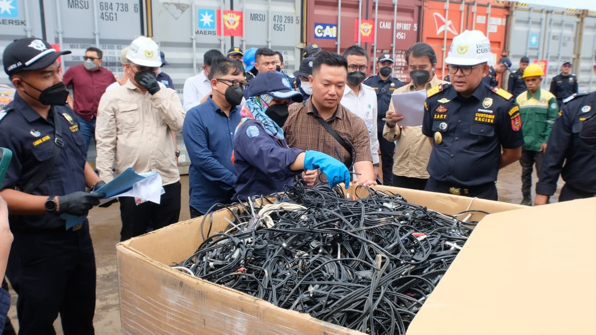 Evidence: KOREK PASIR PARIT DICIDUK, 914 KONTAINER LIMBAH AS KE BATAM "UNTOUCHABLE": SINYAL KUAT PENEGAKAN HUKUM TEBANG PILIH DI GERBANG FTZ!