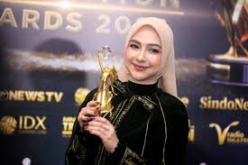 Evidence: DARI TANAH BUNDA KANDUNG KE PANGGUNG DUNIA: RIA RICIS RAIH WOMEN’S INSPIRATION AWARDS 2026—"PEREMPUAN ADALAH ARSITEK PERADABAN!"